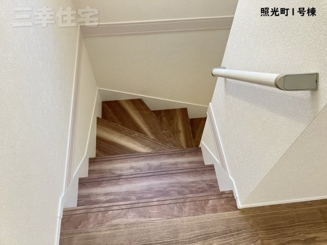 碧南市照光町の設備|階段やトイレには手すりを設置し、転落の防止や体への負担を軽減します。健康や安全に配慮した安心の住宅を提供しています