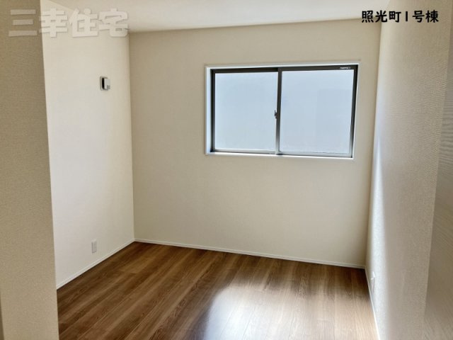 碧南市照光町の独立洗面台|洗面化粧台は人造大理石ボウルを採用。十分な可動式収納棚も付いた見た目も美しく機能性に優れた使いやすい仕様です。曇り止めヒーターを内蔵しており、湯気による鏡面のくもりを抑えます♪