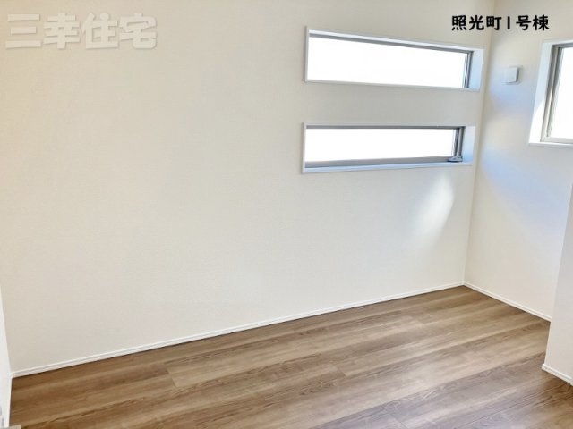 碧南市照光町のトイレ|トイレは、一階・二階共に洗浄便座を標準装備しています。水量は従来品より約60%カットされていますが、少ない水でもパワフルな洗浄力を実現しています。環境にやさしく、経済的です。