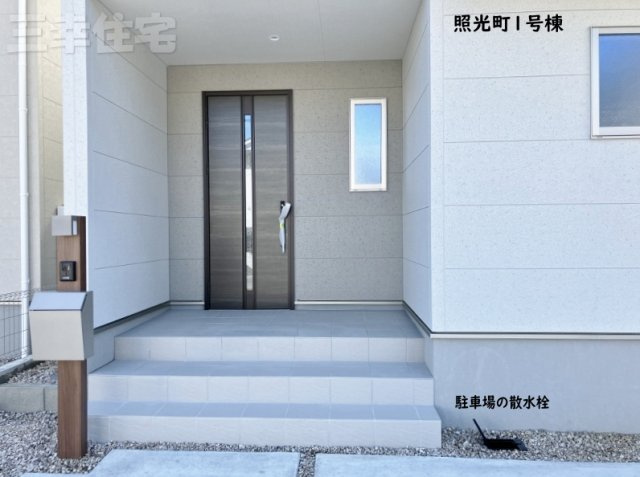 碧南市照光町の玄関|玄関の鍵はスマートキー、１階リビングにはシャッターも付いていて防犯対策も安心ですね