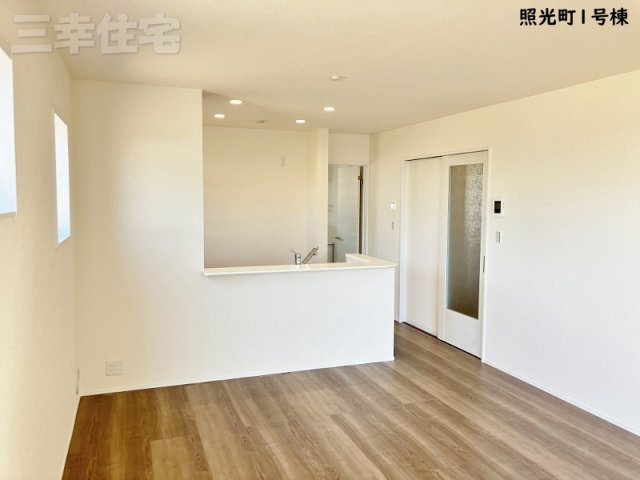 碧南市照光町のダイニング|リビングダニング16帖。キッチンに収納があって食材ストックに困りません♪