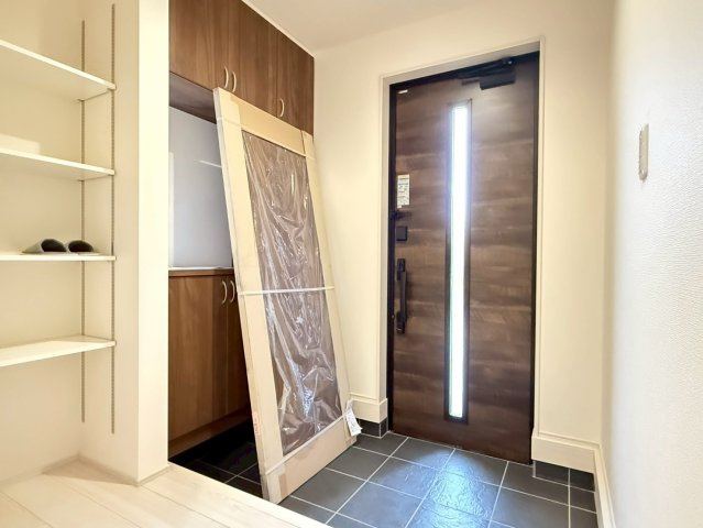 川越市寺尾第4期　新築一戸建て　3号棟の玄関|収納もある玄関です