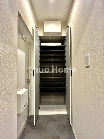 スターハイツ台東の玄関|【玄関】玄関には大型のシューズクローゼットを設置しておりますのでいつでもスッキリりとした空間を保てます。玄関周りを清潔に使うのはとても大事なことですよね。