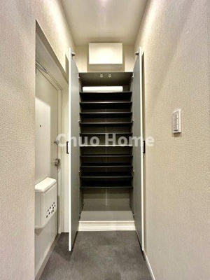 【玄関】 | スターハイツ台東 | 【玄関】玄関には大型のシューズクローゼットを設置しておりますのでいつでもスッキリりとした空間を保てます。玄関周りを清潔に使うのはとても大事なことですよね。