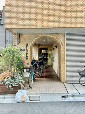 【エントランス】 | スターハイツ台東 | 【エントランス】マンションのエントランスは、その物件の印象を決める、顔とも言える場所です。毎日通る場所ですからきれいなのが一番です。エントランス内はオートロックですので暮らしの安全も確保されています。