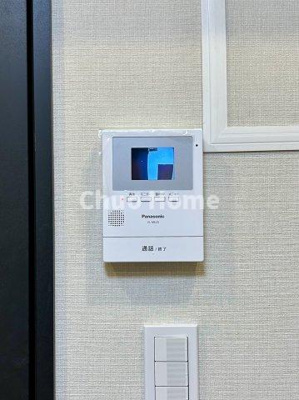 【セキュリティ】 | スターハイツ台東 | 【モニターホン】誰が来たかすぐにわかるカラーモニター付きインターホン。通話ボタンを押すまでは室内の音は漏れていませんので相手を確かめてから応対できます。