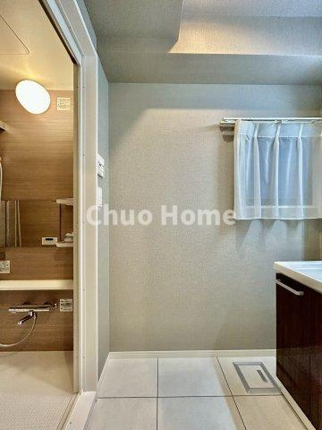 スターハイツ台東の脱衣所|【洗面所】明るい洗面所は朝をすっきりさせてくれる空間です。バタバタしている忙しい朝でも収納が多い洗面台では短い時間で効率良く支度ができます。