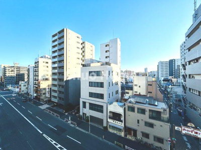 【展望】 | スターハイツ台東 | 手を伸ばせば、ふれることが出来そうな環境が、そのままインテリアになったような印象です。その豊かな眺望にふさわしい空間には、通風・採光にも優れ、心地よい光と風があふれています