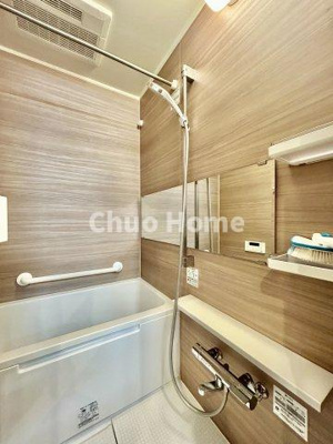 【浴室】 | スターハイツ台東 | 【バスルーム】暖房換気乾燥機付きシステムバスルーム。暖房・冷風・換気・乾燥など、毎日を快適に過ごせるうれしい機能が揃っています。雨の日の洗濯物も安心です。