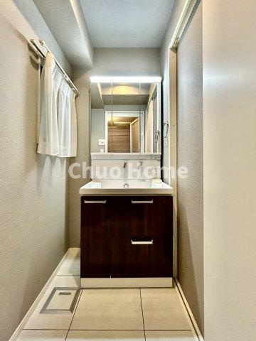 スターハイツ台東の独立洗面台|【洗面化粧台】洗面化粧台には三面鏡を採用。身だしなみを整えやすい事はもちろんですが、鏡の後ろに収納スペースを設ける事により、散らかりやすい洗面スペースをすっきりさせる事が出来るのも嬉しいですね