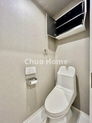 【トイレ】 | スターハイツ台東 | 【トイレ】 収納スペースをしっかりと確保した温水洗浄便座機能付きトイレ。温水洗浄便座は清潔にお使いいただくための大切なアイテムです。