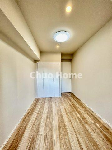 スターハイツ台東の洋室|【洋室】快適に過ごす条件は、一人ひとり違います。だからこそ飾り過ぎないシンプルな内装と偏り過ぎないデザインで統一しております。居住していく中でオーナー様だけの【マイホーム】に創り上げて下さい