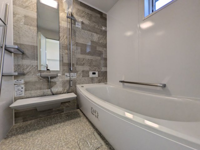 【浴室】 | 安芸郡府中町本町２丁目No.A | 半身浴もゆっくり楽しめる広々浴室