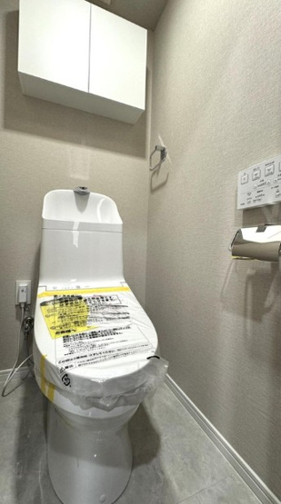 【トイレ】 | 三田大山コーポ | 白を基調とした清潔感があるトイレ。温水洗浄便座付きです。