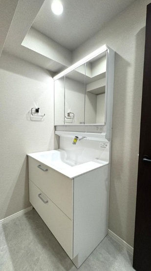 【独立洗面台】 | 三田大山コーポ | 洗髪洗面化粧台です。3面鏡が備わった洗面化粧台。ボウルとカウンターはお手入れのしやすい一体型です。