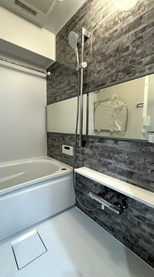 【浴室】 | 三田大山コーポ | 柔らかな曲線で構成された半身浴も楽しめるバスタブが心地よさをもたらします。