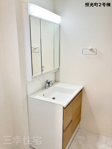 碧南市照光町の洗面所|嬉しい３面鏡ついつい長居してしまいそう。もちろんシャワー水栓です♪