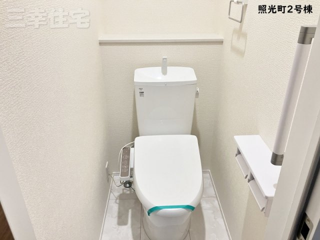 碧南市照光町のトイレ|1階2階に洗浄便座を標準装備しています。水量は従来品より約60%カットされていて経済的です