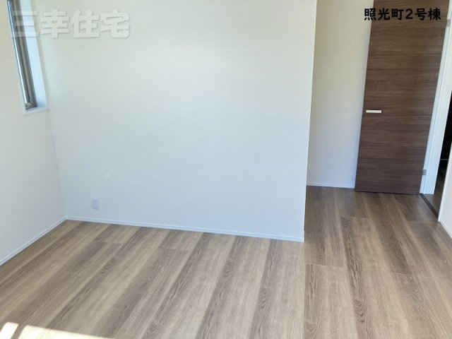 碧南市照光町の構造・工法・仕様|1階と2階の床面には『剛床工法』を採用しています。これは構造用面材(厚さ24mm)を土台や梁に直接留めける工法です。床を一つの面として家全体を一体化することで、水平方向の揺れに強い構造を実現しています