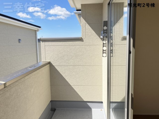 碧南市照光町の構造・工法・仕様|サイディングの内側には空気の通り道を作る通気工法を採用しています。外壁を防水シートで覆い、サイディングとの間に隙間を作って外気の流れを良くすることで、湿気を放出して住宅の耐久性と快適性を向上させます。