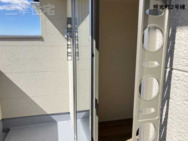 碧南市照光町の設備|サッシには、遮熱・断熱に有効なLow-Eガラスを用いたアルミ樹脂複合サッシを使用しており、空気層にはアルゴンガスを注入しています。冷暖房効率がアップし、光熱費の削減効果があります！