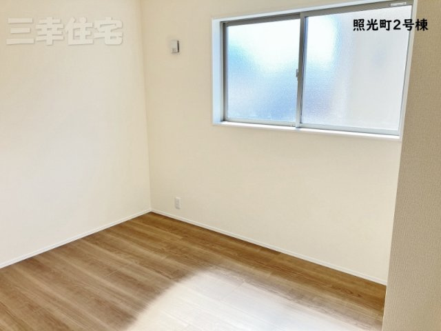 碧南市照光町の構造・工法・仕様|長く安心して過ごしていただく為に、床材や扉・構造用集成材や下地合板に至るまで、最も安全性が高いフォースター相当の建材を使用しています。そのため、シックハウスの原因となる物質をほとんど含んでいません。