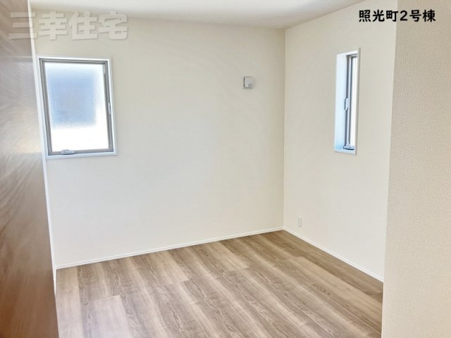 碧南市照光町の洋室|洋室5.44帖。北面でも明るいお部屋