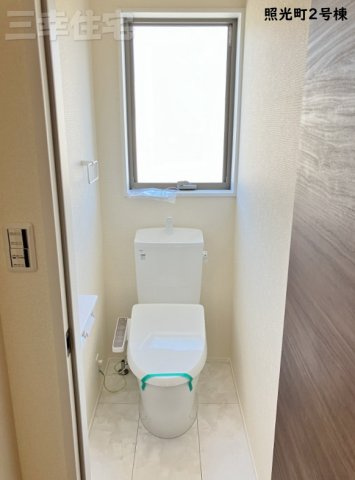 碧南市照光町のトイレ|2階のシャワートイレも少ない水でパワフルな洗浄力を実現しています。