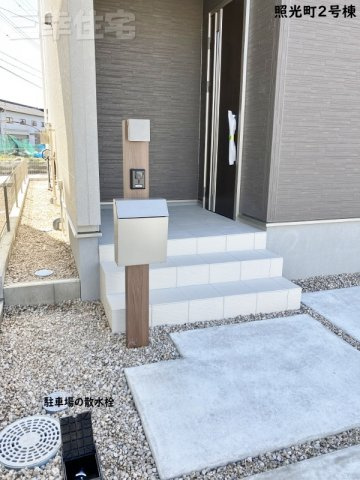 碧南市照光町の玄関|玄関の鍵はスマートキー、１階リビングにはシャッターも付いていて防犯対策も安心ですね