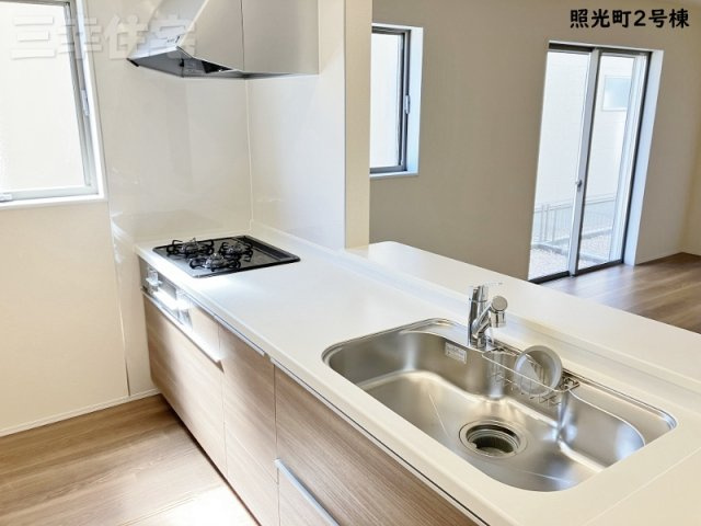 碧南市照光町のキッチン|家族の距離が縮まる対面式システムキッチン。キッチンを中心に笑顔と会話がはずむ開放的なスタイルです♪