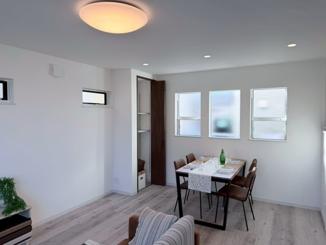 川越市氷川町　新築一戸建て　A号棟の居間・リビング|ゆったりとした居間です