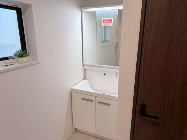 川越市氷川町　新築一戸建て　A号棟の独立洗面台|独立洗面化粧台が付いています