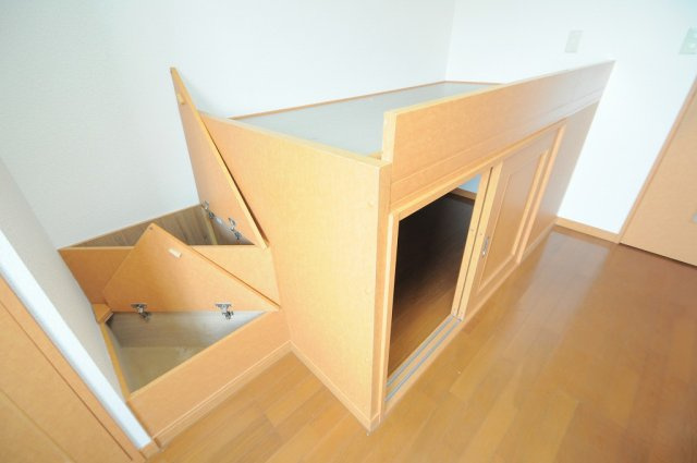 レオパレスＳｕｎｎｙＰｌａｃｅの内装|収納付きベット