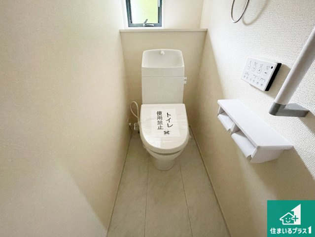 栗東市上鈎　第4期　新築一戸建てのトイレ|1・2階の2ヶ所にあるので、朝の忙しい時間の順番待ちもなく、深夜の利用にも大変便利です。