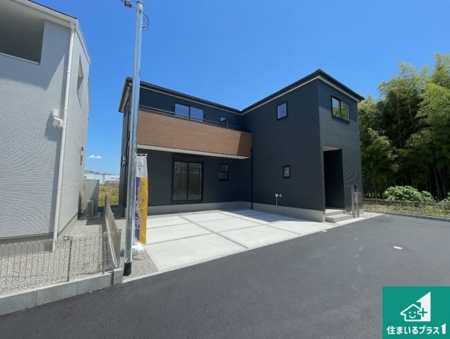 栗東市上鈎　第4期　新築一戸建ての前面道路含む現地写真|周辺は閑静な住宅街！前面道路広々で車の出し入れも便利です。駐車が苦手な方でも安心して車庫入れできます！