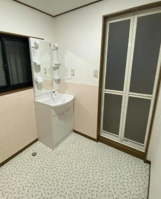 野村元町　中古一戸建ての独立洗面台|シャワー付き洗面化粧台
■物件内覧・資金計画相談・住宅ローン相談、リフォーム相談、お問合せ受付中■
※当日・翌日のご内覧、ご相談はお電話でのお問合せがスムーズです！