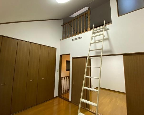 野村元町　中古一戸建ての洋室|洋室6.0帖　ロフト付き
■物件内覧・資金計画相談・住宅ローン相談、リフォーム相談、お問合せ受付中■
※当日・翌日のご内覧、ご相談はお電話でのお問合せがスムーズです！