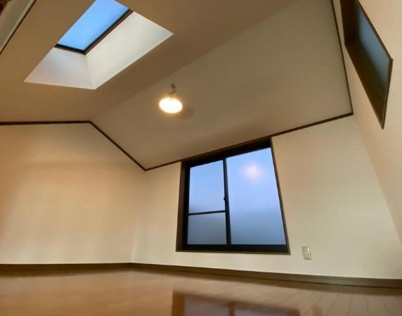 野村元町　中古一戸建ての内装|ロフト　天窓付きで明るい空間
■物件内覧・資金計画相談・住宅ローン相談、リフォーム相談、お問合せ受付中■
※当日・翌日のご内覧、ご相談はお電話でのお問合せがスムーズです！
