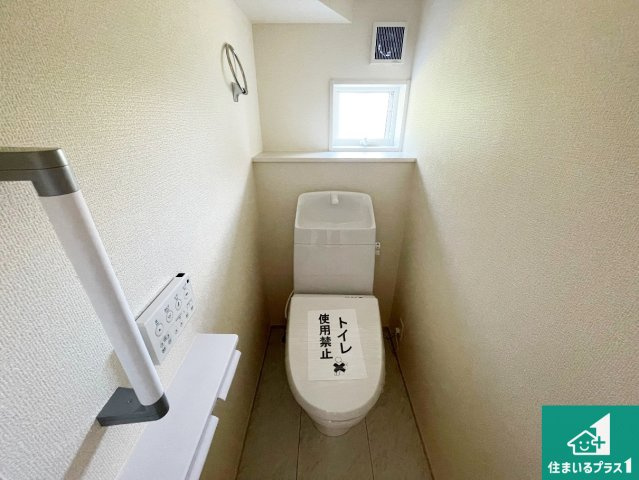 栗東市上鈎　第4期　新築一戸建ての外観|1・2階の2ヶ所にあるので、朝の忙しい時間の順番待ちもなく、深夜の利用にも大変便利です。
