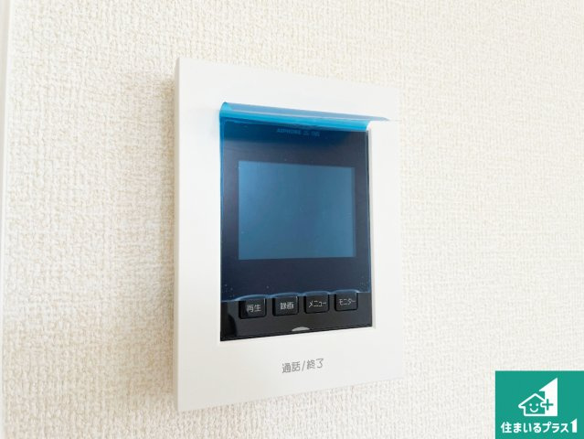 栗東市上鈎　第4期　新築一戸建ての防犯設備|カラーモニターインターホン！声だけでなく来訪者の姿や顔がモニターで確認できるので、小さなお子様がいらっしゃるご家庭でも安心できます！