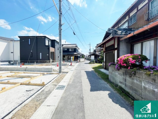 栗東市上鈎　第4期　新築一戸建ての前面道路含む現地写真|周辺は閑静な住宅街！前面道路広々で車の出し入れも便利です。駐車が苦手な方でも安心して車庫入れできます！