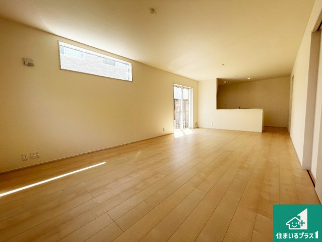 栗東市上鈎　第4期　新築一戸建ての居間・リビング|日当たり良好の明るいリビングで朝の目覚めもスッキリできそう！対面キッチンでご家族のコミュニケーションも自然と増える設計！小さなお子様が遊ぶスペースを作っても広々とくつろげるLDK！