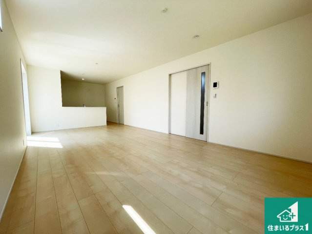 栗東市上鈎　第4期　新築一戸建ての居間・リビング|シンプルなリビングは、観葉植物等のインテリアを楽しめますね！パパ好みにも、ママ好みにも家具次第で雰囲気を変えることができます！