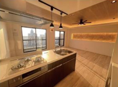 【キッチン】 | 所沢スカイライズタワー | ●美しい夕焼けが日常的に楽しめる西向きのリビング●対面キッチンでお料理中の会話も楽しめます。