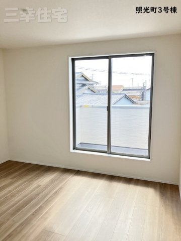 碧南市照光町の構造・工法・仕様|1階と2階の床面には『剛床工法』を採用しています。これは構造用面材(厚さ24mm)を土台や梁に直接留めける工法です。床を一つの面として家全体を一体化することで、水平方向の揺れに強い構造を実現しています