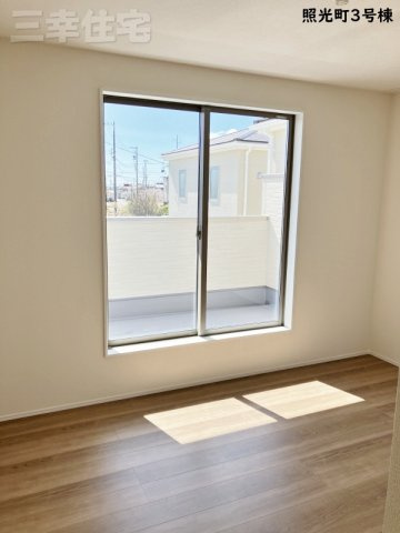 碧南市照光町の洋室|洋室6.63帖。このお部屋もバルコニーに面しています