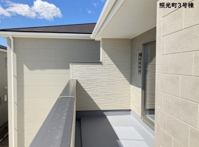 碧南市照光町のバルコニー|陽光・通風を確保した南向きの快適空間。２部屋にまたがるワイドバルコニー