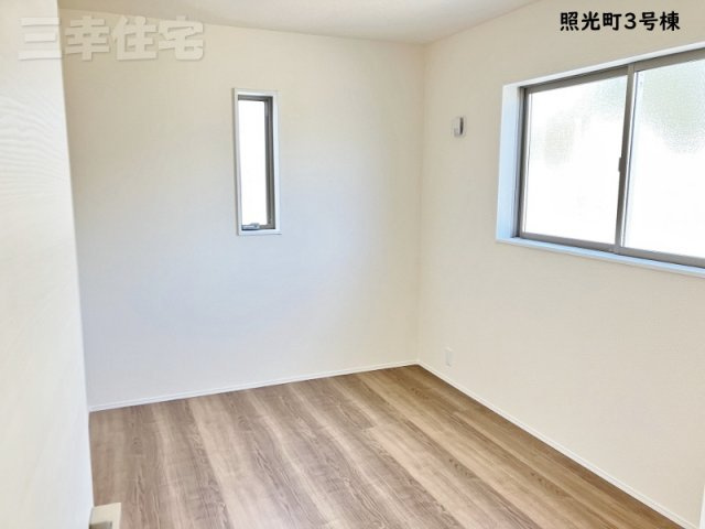 碧南市照光町の独立洗面台|洗面化粧台は人造大理石ボウルを採用。十分な可動式収納棚も付いた見た目も美しく機能性に優れた使いやすい仕様です。曇り止めヒーターを内蔵しており、湯気による鏡面のくもりを抑えます♪