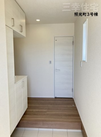 碧南市照光町の玄関|玄関の収納は可動棚だからブーツも簡単に収納できます