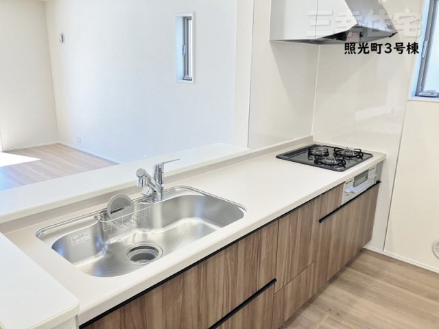 碧南市照光町のキッチン|キッチンから暖かな陽が差しこむリビングに向かってご家族の笑顔を見ながらお料理できる対面キッチンです♪